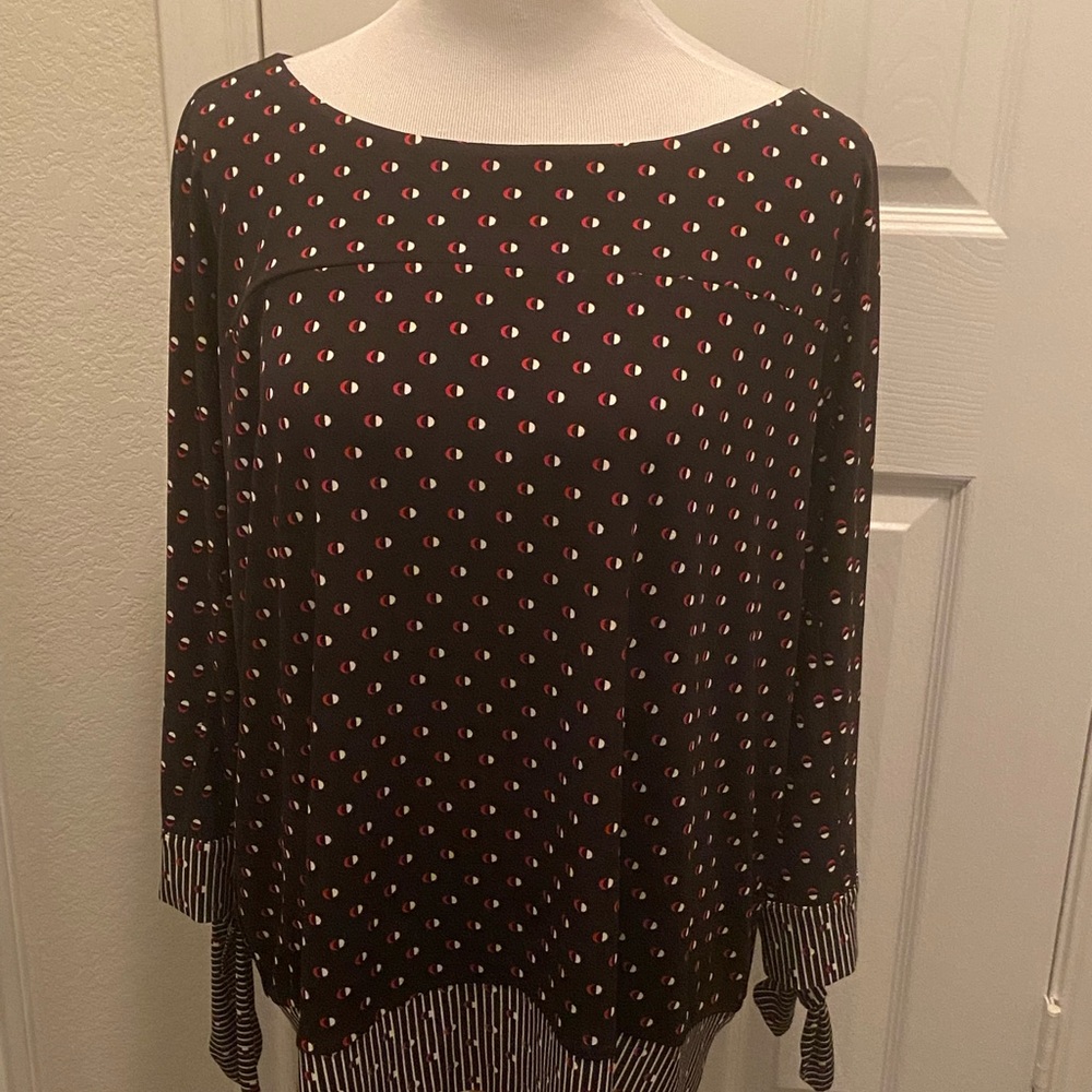 the limited 2x slit sleeve top black background geometric red cream print